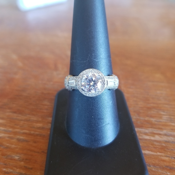 Gorgeous imitation Diamond ring - Picture 1 of 3
